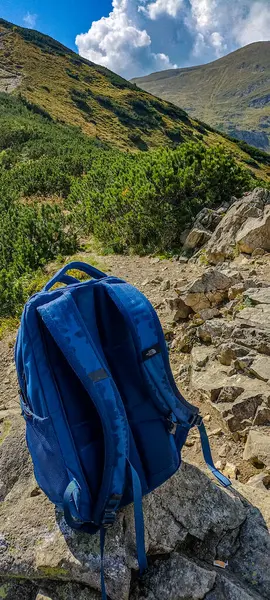 Dağlarda yürüyüş için sırt çantası taşıyorum. Dağlara yolculuk. Tatra Dağları 'nda yürüyüş. Aralarında vadiler olan dağlar. Etkin yaşam biçimi.