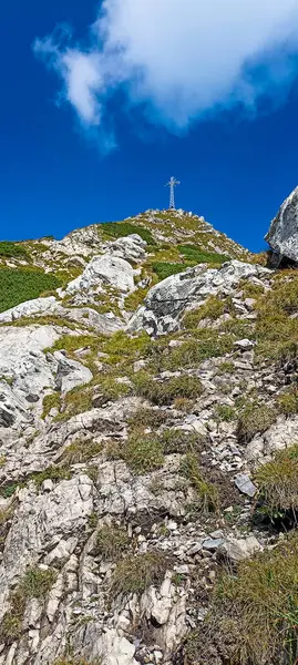 Giewont Dağı. Giewont Dağı 'na giden yol. Giewont Dağı 'ndan geç. Dağlara yolculuk. Tatra Dağları 'nda yürüyüş. Aralarında vadiler olan dağ zirveleri. Etkin yaşam biçimi. 