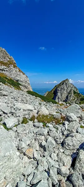 Dağlara yolculuk. Tatra Dağları 'nda yürüyüş. Aralarında vadiler olan dağ zirveleri. Etkin yaşam biçimi. 