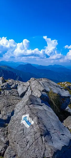 Dağlara yolculuk. Tatra Dağları 'nda yürüyüş. Aralarında vadiler olan dağ zirveleri. Etkin yaşam biçimi. 