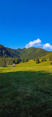 Dağlara yolculuk. Tatra Dağları 'nda yürüyüş. Aralarında vadiler olan dağ zirveleri. Etkin yaşam biçimi.