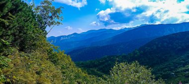 Dağlara yolculuk. Tatra Dağları 'nda yürüyüş. Aralarında vadiler olan dağ zirveleri. Etkin yaşam biçimi.