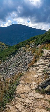 Dağlara yolculuk. Tatra Dağları 'nda yürüyüş. Aralarında vadiler olan dağ zirveleri. Etkin yaşam biçimi.