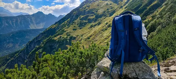 Dağlarda yürüyüş için sırt çantası taşıyorum. Dağlara yolculuk. Tatra Dağları 'nda yürüyüş. Aralarında vadiler olan dağlar. Etkin yaşam biçimi.