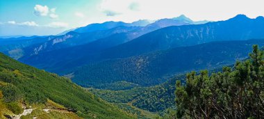 Dağlara yolculuk. Tatra Dağları 'nda yürüyüş. Aralarında vadiler olan dağ zirveleri. Etkin yaşam biçimi.