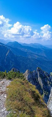 Dağlara yolculuk. Tatra Dağları 'nda yürüyüş. Aralarında vadiler olan dağ zirveleri. Etkin yaşam biçimi.