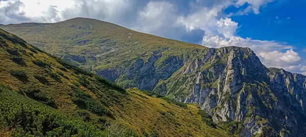 Dağlara yolculuk. Tatra Dağları 'nda yürüyüş. Aralarında vadiler olan dağ zirveleri. Etkin yaşam biçimi.