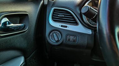 Arabanın iç kısımları, kapatın. Arabanın iç süslemesinin tasarımı. Arabanın içi siyah deri.. 