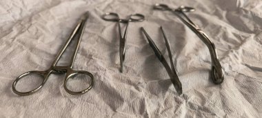 Kraft kağıdı üzerinde cerrahi aletler. Ameliyat için cerrahi aletler. Sterilizasyon için Kraft kağıdı