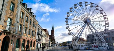 Bialystok, Polonya - 23.10.2024: Eski şehrin meydanında dönme dolap. Eski Bialystok kasabasının merkezi. Kilise, şehir merkezindeki müze. Eski kasabadaki binalar ve restoranlar.