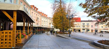 Bialystok, Polonya - 23.10.2024: Eski Bialystok kasabasının merkezi. Eski kasabadaki binalar ve restoranlar.