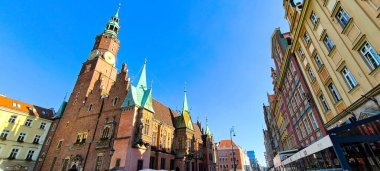 Wroclaw, Polonya - 24.10.2024: Rynek of Wroclaw. Wroclaw 'ın merkezindeki eski kasabada fontain, otantik binalar. Popüler turistik yerler, restoranlar, eski şehirde dinlenecek yerler. Polonya 'yı geziyorum.. 