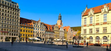 Wroclaw, Polonya - 24.10.2024: Rynek of Wroclaw. Wroclaw 'ın merkezindeki eski kasabada fontain, otantik binalar. Popüler turistik yerler, restoranlar, eski şehirde dinlenecek yerler. Polonya 'yı geziyorum.. 