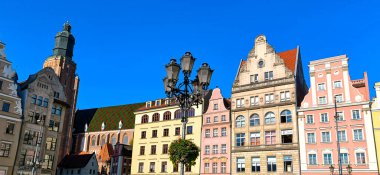 Wroclaw, Polonya - 24.10.2024: Rynek of Wroclaw. Wroclaw 'ın merkezindeki eski kasabada fontain, otantik binalar. Popüler turistik yerler, restoranlar, eski şehirde dinlenecek yerler. Polonya 'yı geziyorum.. 