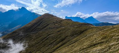 Favori bir hobi olarak dağlarda yürüyüş yapmak. Aktif yaşam tarzı. Yürüyüş patikalarından Tatra Dağları ve Yüksek Tatralar 'ın manzarası. Dağlar arasındaki dağ zirveleri, yamaçlar ve vadiler.