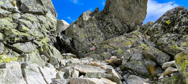 Favori bir hobi olarak dağlarda yürüyüş yapmak. Aktif yaşam tarzı. Yürüyüş patikalarından Tatra Dağları ve Yüksek Tatralar 'ın manzarası. Dağ zirveleri, yamaçlar