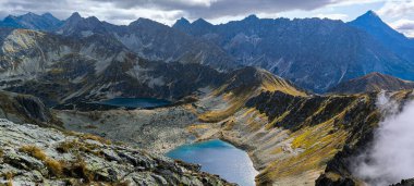 Favori bir hobi olarak dağlarda yürüyüş yapmak. Aktif yaşam tarzı. Yürüyüş patikalarından Tatra Dağları ve Yüksek Tatralar 'ın manzarası. Dağlar arasındaki dağ zirveleri, yamaçlar, göller ve vadiler