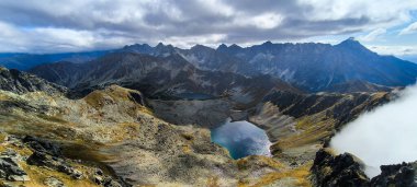 Favori bir hobi olarak dağlarda yürüyüş yapmak. Aktif yaşam tarzı. Yürüyüş patikalarından Tatra Dağları ve Yüksek Tatralar 'ın manzarası. Dağlar arasındaki dağ zirveleri, yamaçlar, göller ve vadiler