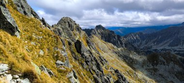 Favori bir hobi olarak dağlarda yürüyüş yapmak. Aktif yaşam tarzı. Yürüyüş patikalarından Tatra Dağları ve Yüksek Tatralar 'ın manzarası. Dağlar arasındaki dağ zirveleri, yamaçlar ve vadiler