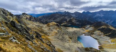 Favori bir hobi olarak dağlarda yürüyüş yapmak. Aktif yaşam tarzı. Yürüyüş patikalarından Tatra Dağları ve Yüksek Tatralar 'ın manzarası. Dağlar arasındaki dağ zirveleri, yamaçlar, göller ve vadiler