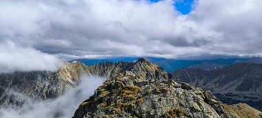 Favori bir hobi olarak dağlarda yürüyüş yapmak. Aktif yaşam tarzı. Yürüyüş patikalarından Tatra Dağları ve Yüksek Tatralar 'ın manzarası. Dağlar arasındaki dağ zirveleri, yamaçlar ve vadiler