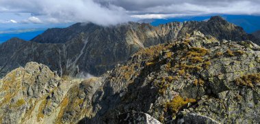 Favori bir hobi olarak dağlarda yürüyüş yapmak. Aktif yaşam tarzı. Yürüyüş patikalarından Tatra Dağları ve Yüksek Tatralar 'ın manzarası. Dağlar arasındaki dağ zirveleri, yamaçlar ve vadiler
