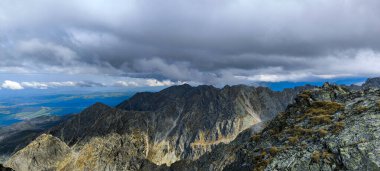 Favori bir hobi olarak dağlarda yürüyüş yapmak. Aktif yaşam tarzı. Yürüyüş patikalarından Tatra Dağları ve Yüksek Tatralar 'ın manzarası. Dağlar arasındaki dağ zirveleri, yamaçlar ve vadiler