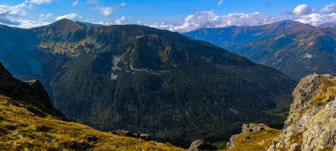 Favori bir hobi olarak dağlarda yürüyüş yapmak. Aktif yaşam tarzı. Yürüyüş patikalarından Tatra Dağları ve Yüksek Tatralar 'ın manzarası. Dağlar arasındaki dağ zirveleri, yamaçlar ve vadiler