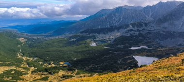 Dağlar arasında göller. Favori bir hobi olarak yürüyüş. Aktif yaşam tarzı. Yürüyüş patikalarından Tatra Dağları ve Yüksek Tatralar 'ın manzarası. Dağlar arasındaki tepeler, yamaçlar ve vadiler