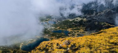 Dağlar arasında göller. Favori bir hobi olarak yürüyüş. Aktif yaşam tarzı. Yürüyüş patikalarından Tatra Dağları ve Yüksek Tatralar 'ın manzarası. Dağlar arasındaki tepeler, yamaçlar ve vadiler
