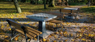 Parktaki satranç masaları. Entellektüel eğlence. Satranç oynamak için güzel bir yer.   