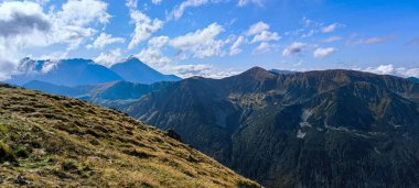 Favori bir hobi olarak dağlarda yürüyüş yapmak. Aktif yaşam tarzı. Yürüyüş patikalarından Tatra Dağları ve Yüksek Tatralar 'ın manzarası. Dağlar arasındaki dağ zirveleri, yamaçlar ve vadiler