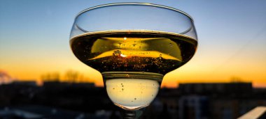 Şampanya bardağına güneş batıyor. Şenlik havası. Aktif bir günün ardından romantik bir kaçamak 