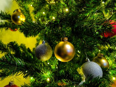 Renkli toplar ve fenerlerle süslenmiş Noel ağacı. Mutlu Noeller ve mutlu yıllar. 