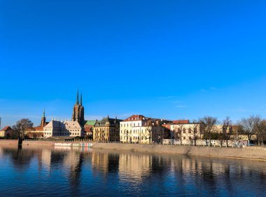 Wroclaw, Polonya - 18.01.2025: Pençe manzarası, ünlü binalar ve kiliseler. Wroclaw sokaklarında yürüyor. Yüksek kalite fotoğraf