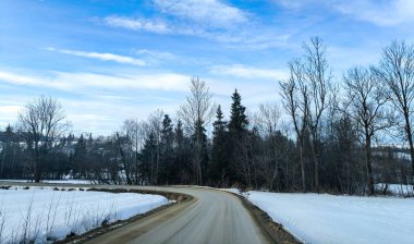 Dağlarda asfalt yol. Tatras 'ta kış manzarası. Dağlara yolculuk. Yüksek kalite fotoğraf