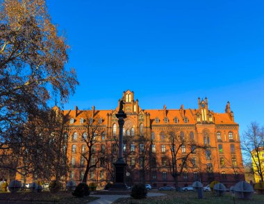 Wroclaw, Polonya - 18.01.2025: Pençe manzarası, ünlü binalar ve kiliseler. Wroclaw sokaklarında yürüyor. Yüksek kalite fotoğraf