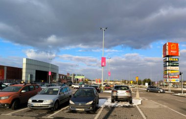 Lodz, Polonya - 14.02.2025: Port Lodz alışveriş merkezi ve önünde park yeri. Yüksek kalite fotoğraf