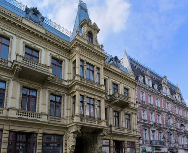 Lodz, Polonya - 12.03.2025: Piotrkowska Caddesi 'ndeki Lodz' da anıt ve binalar. Yüksek kalite fotoğraf