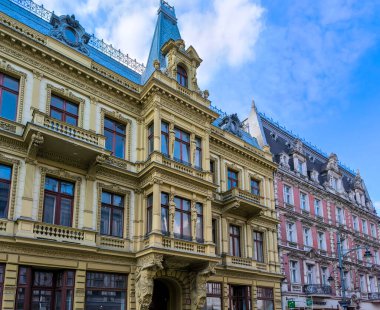 Lodz, Polonya - 12.03.2025: Piotrkowska Caddesi 'ndeki Lodz' da anıt ve binalar. Yüksek kalite fotoğraf