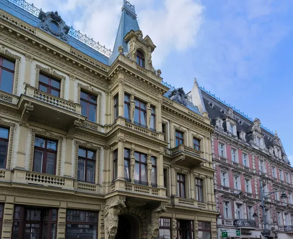 Lodz, Polonya - 12.03.2025: Piotrkowska Caddesi 'ndeki Lodz' da anıt ve binalar. Yüksek kalite fotoğraf