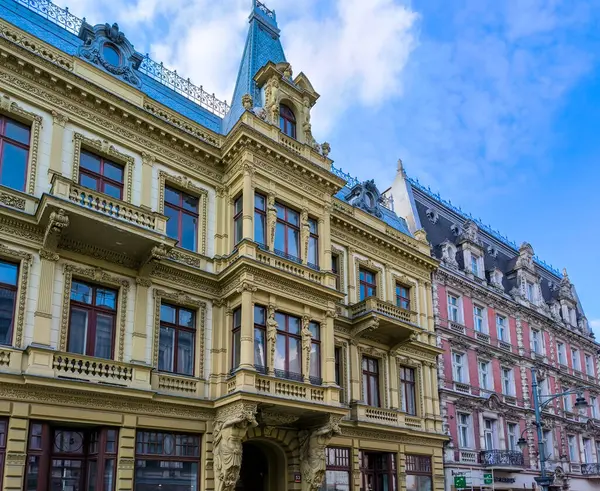 Lodz, Polonya - 12.03.2025: Piotrkowska Caddesi 'ndeki Lodz' da anıt ve binalar. Yüksek kalite fotoğraf