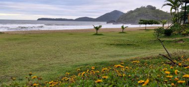 Bir Praia da Barra Seca um verdadeiro refgio para quem busca tranquilidade e contato com a natureza em Ubatuba. Localizada prxima ao centro da cidade, mas com um ar mais rstico, ela encanta com suas guas calmas e paisagens deslumbrantes. Brezilya