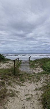 Denize giden yol, Albatroz tatil beldesinde, Matinhos belediyesinde, Paran sahilinde, Brezilya 'nın güneyinde