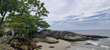 Praia Mansa, Güney Brezilya 'da Parana' nın en popüler tatil beldelerinden biri olan Caioba 'da, sakin sularda, çocuklu aileler ve sakin bir deniz arayanlar için ideal bir yer..