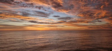 Denizin üzerinde güzel bir gün batımı. Güney Brezilya 'daki Caiob plajında güzel bir yaz gündoğumu.