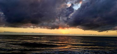 Denizin üzerinde güzel bir gün batımı