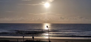 Denizin üzerinde güzel bir gün batımı