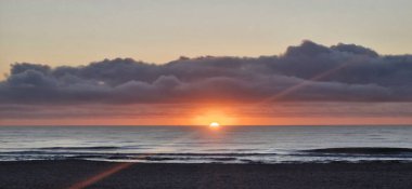 Denizin üzerinde güzel bir gün batımı