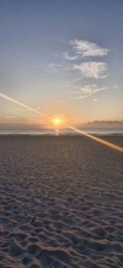 Denizin üzerinde güzel bir gün batımı